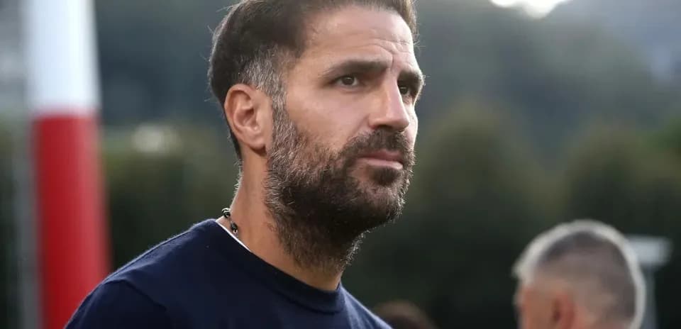 Hombre con barba observando en campo de entrenamiento