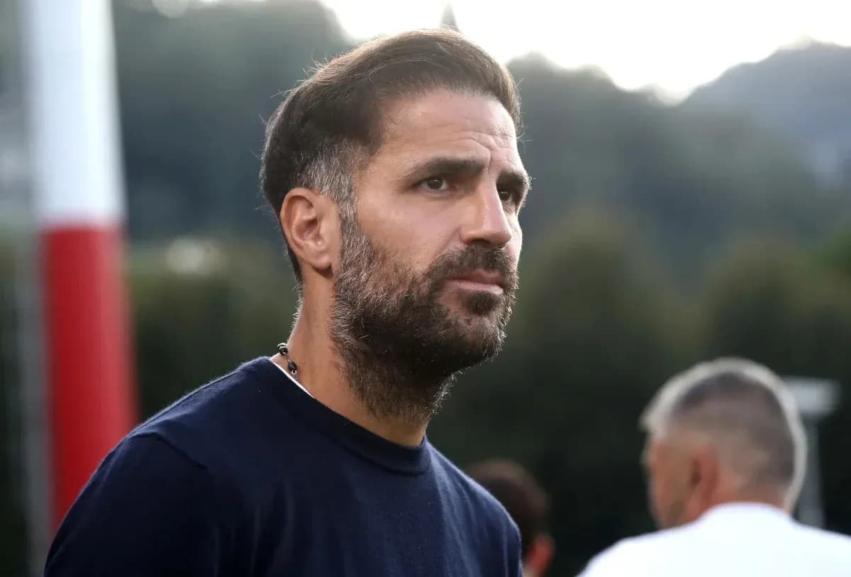 Hombre con barba observando en campo de entrenamiento