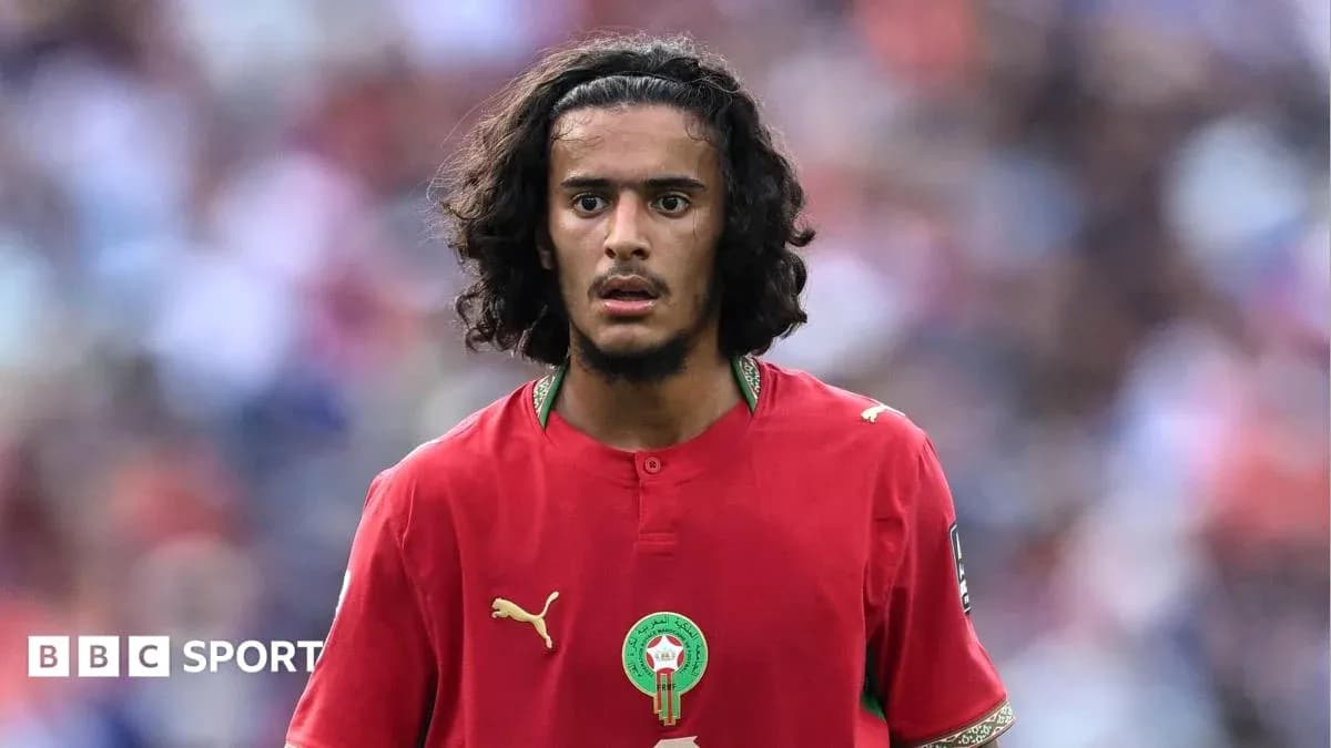 Jugador de Marruecos en partido de fútbol