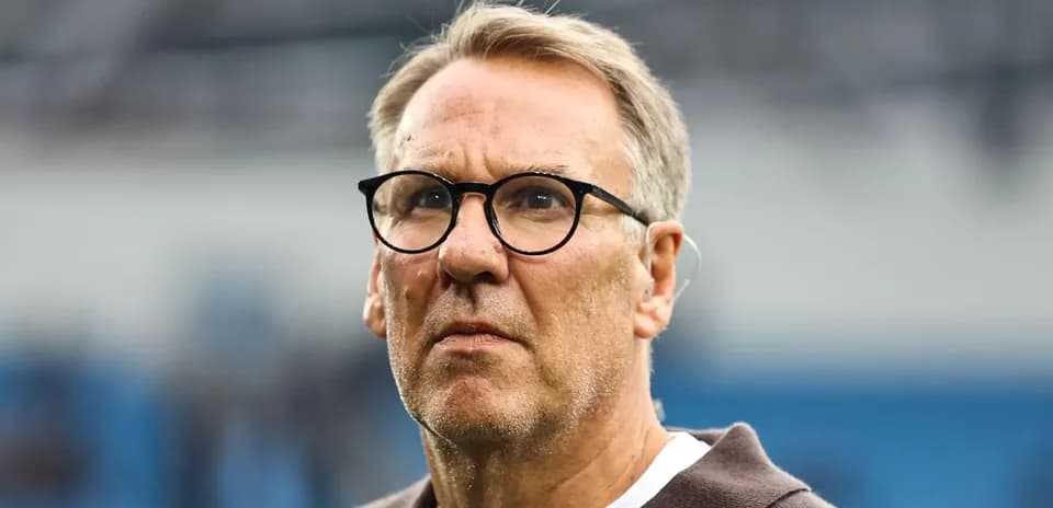 Hombre con gafas en un evento deportivo