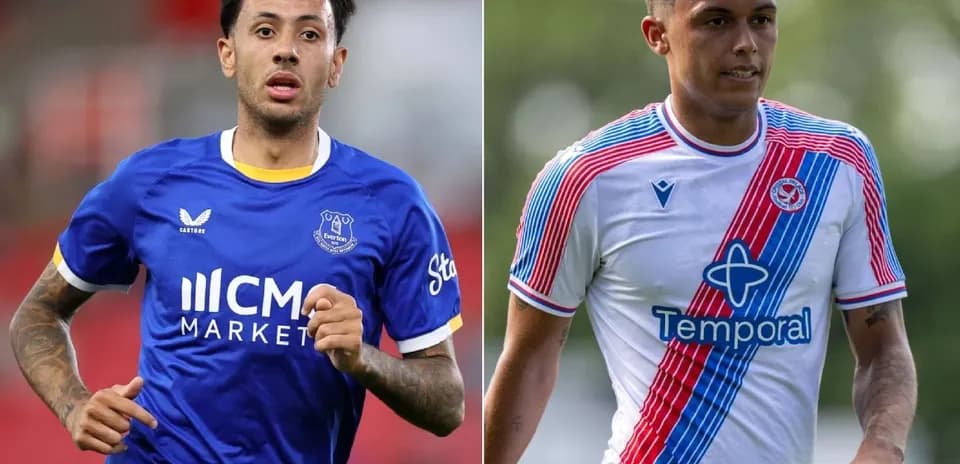 Jugadores de fútbol en acción, uno con camiseta de Everton