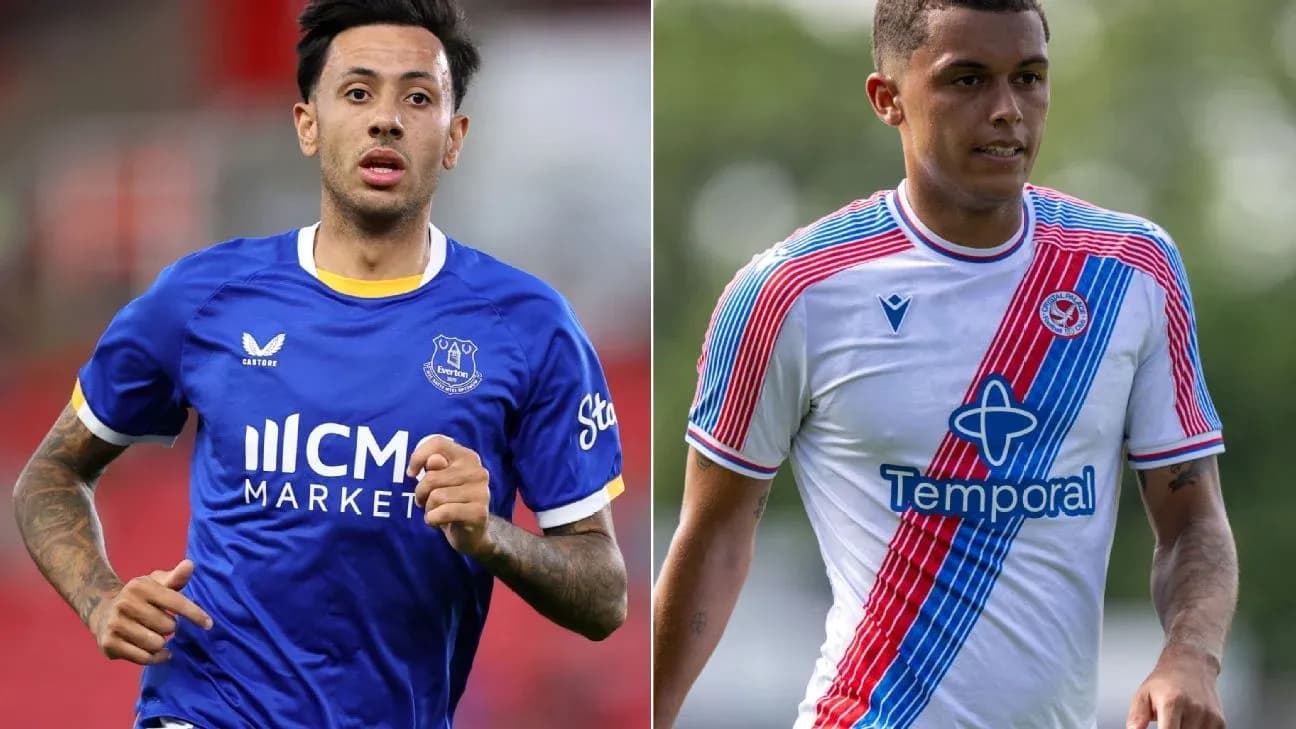 Jugadores de fútbol en acción, uno con camiseta de Everton