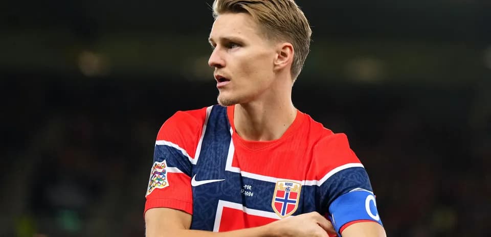 Jugador noruego ajustando su brazalete de capitán