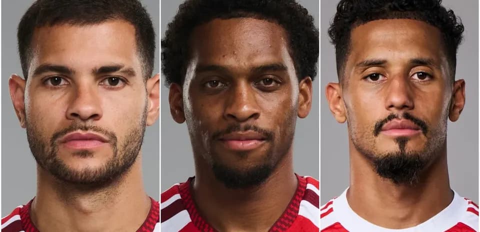 Tres jugadores posando en uniforme rojo