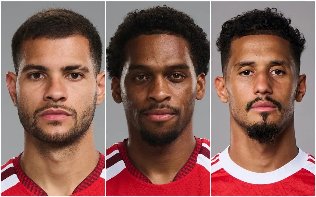 Tres jugadores posando en uniforme rojo