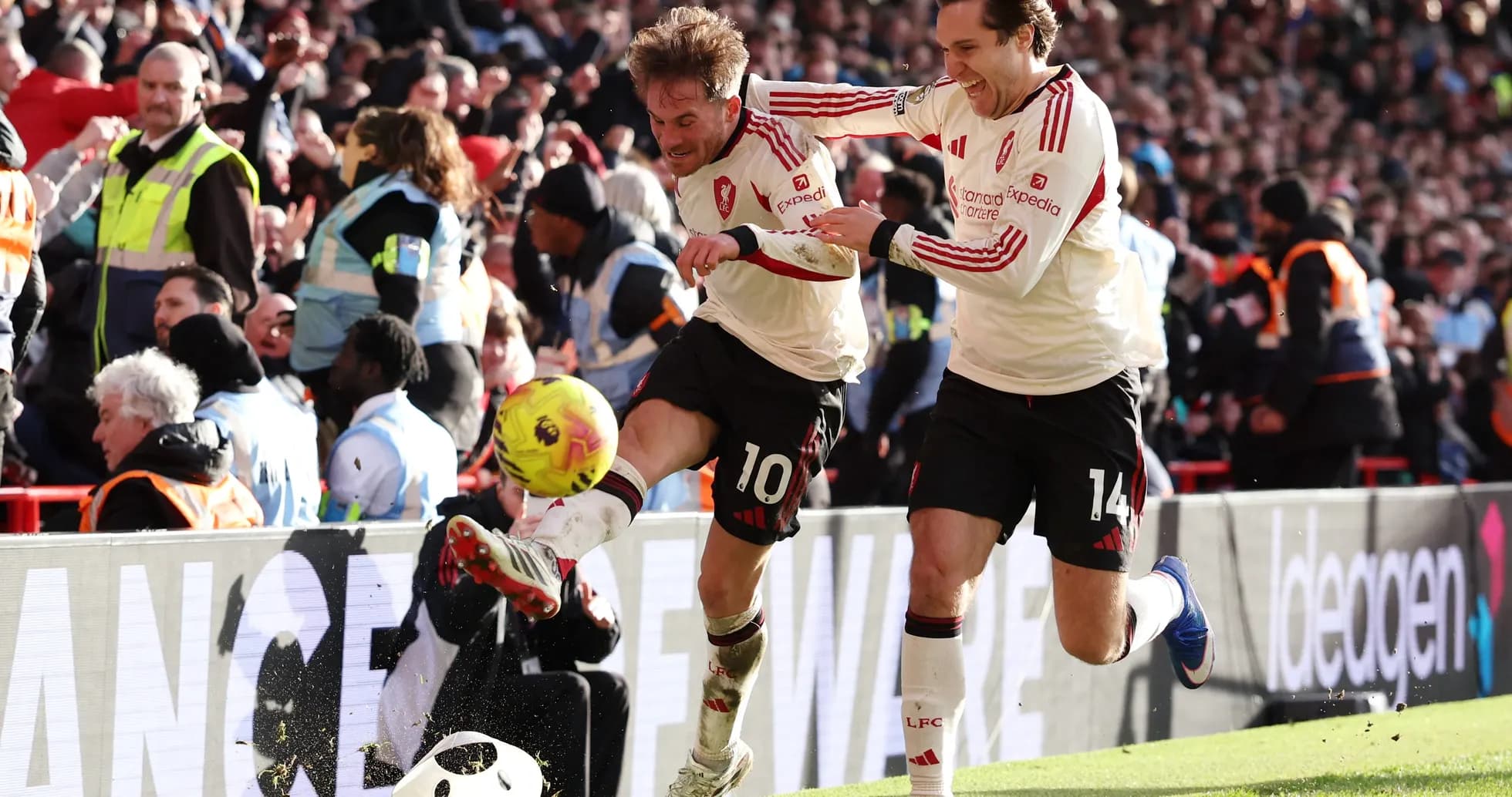 Dos jugadores celebrando un gol en Anfield