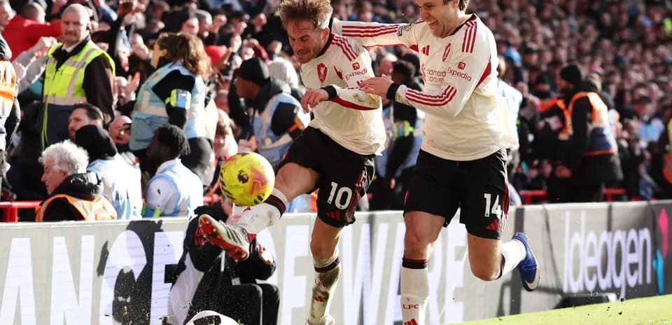 Dos jugadores celebrando un gol en Anfield
