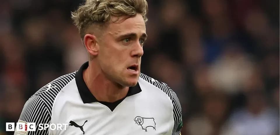 Jugador de Derby en acción durante el partido