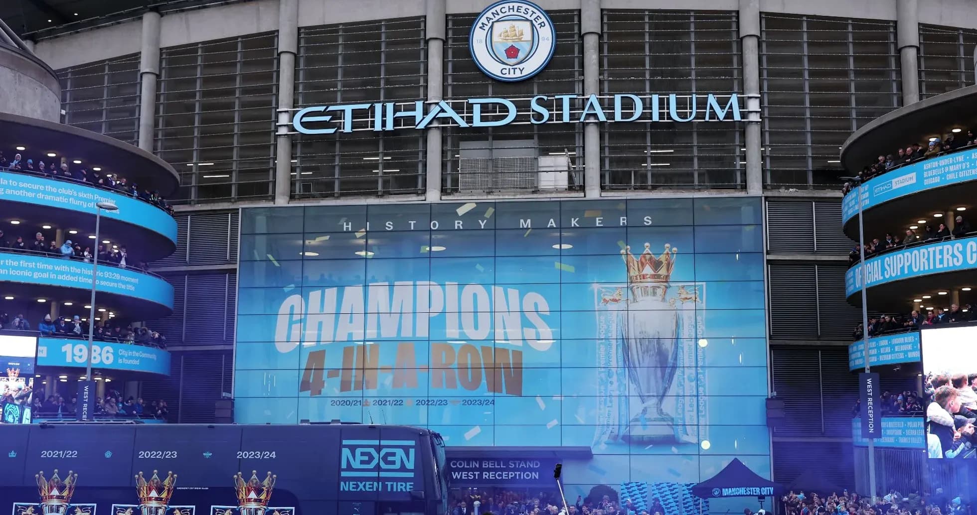 Exterior de Etihad Stadium con mensaje de campeones