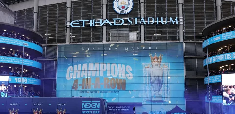 Exterior de Etihad Stadium con mensaje de campeones