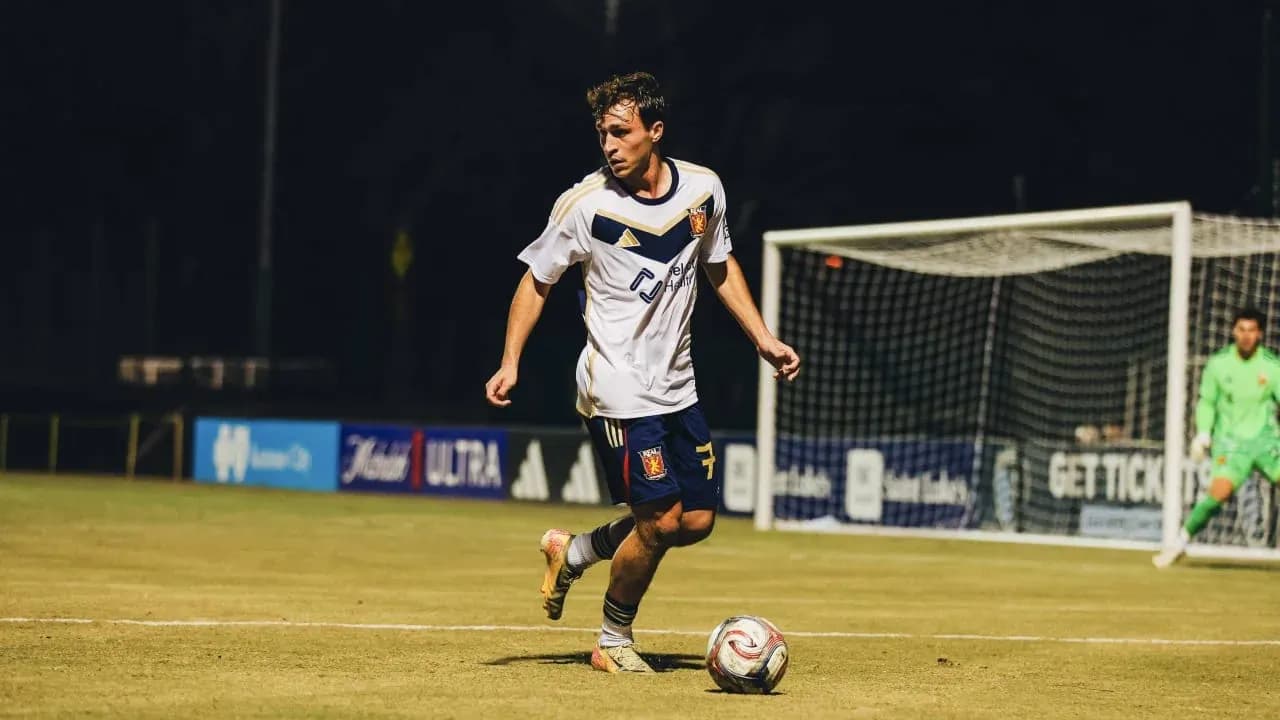 Jugador de Real Monarchs durante el partido