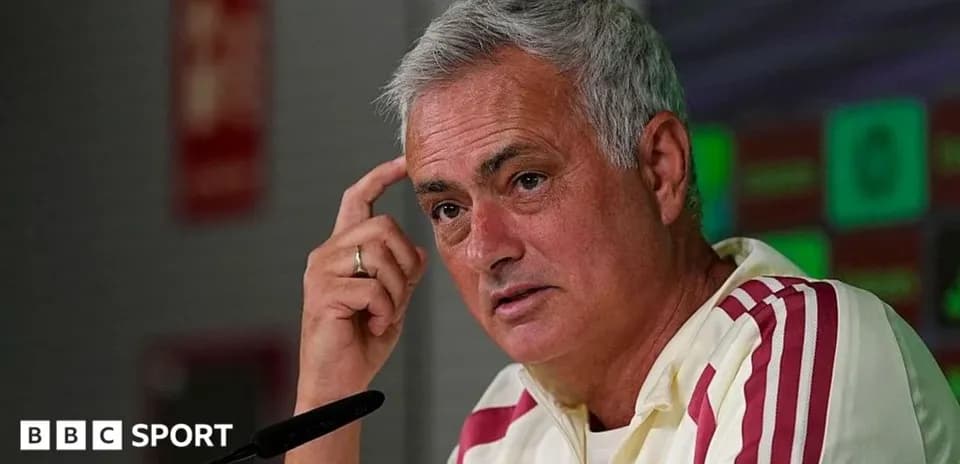 Entrenador hablando en conferencia de prensa