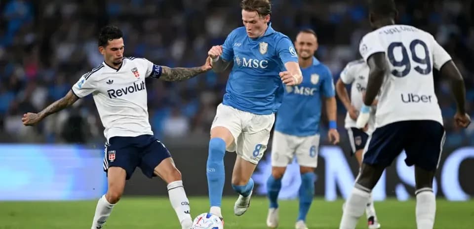 Jugador azul driblando mientras es desafiado por rival