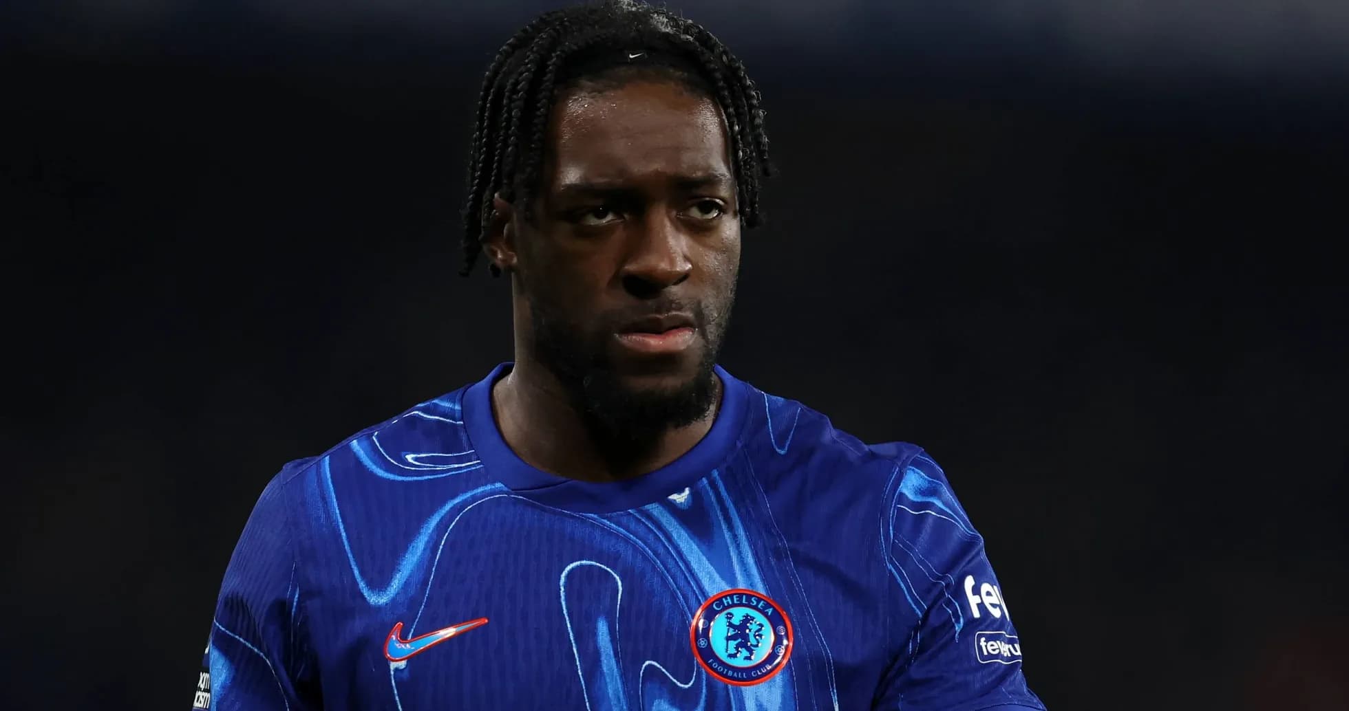 Jugador de Chelsea con camiseta azul en el campo