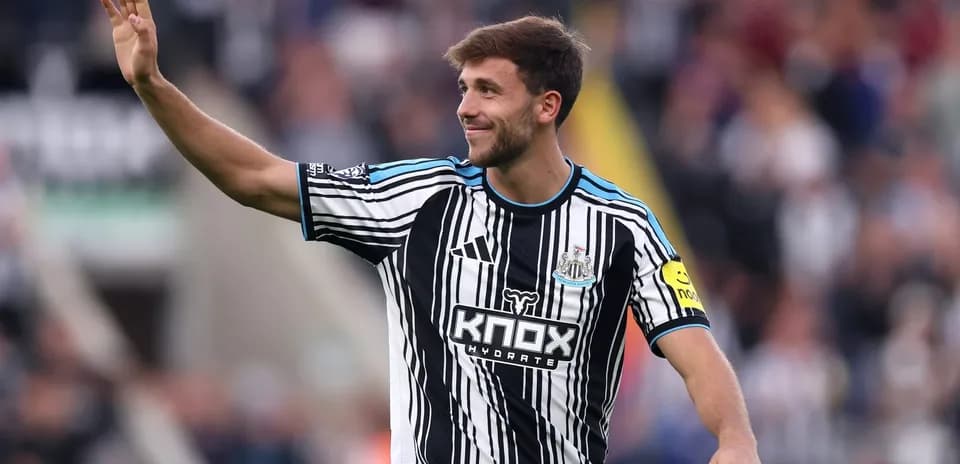 Jugador de Newcastle saludando a la afición