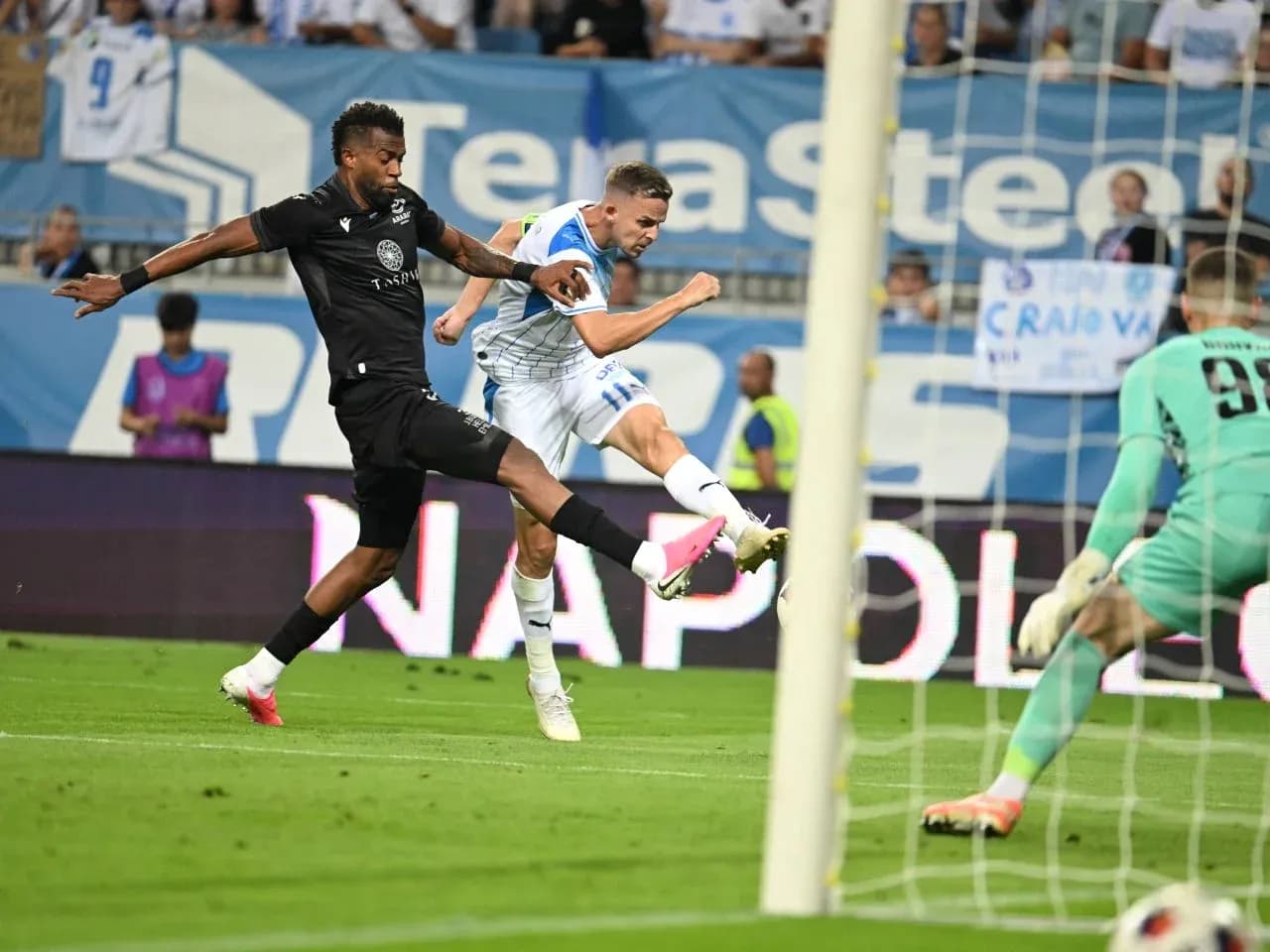 Jugador de Universitatea Craiova disparando a puerta