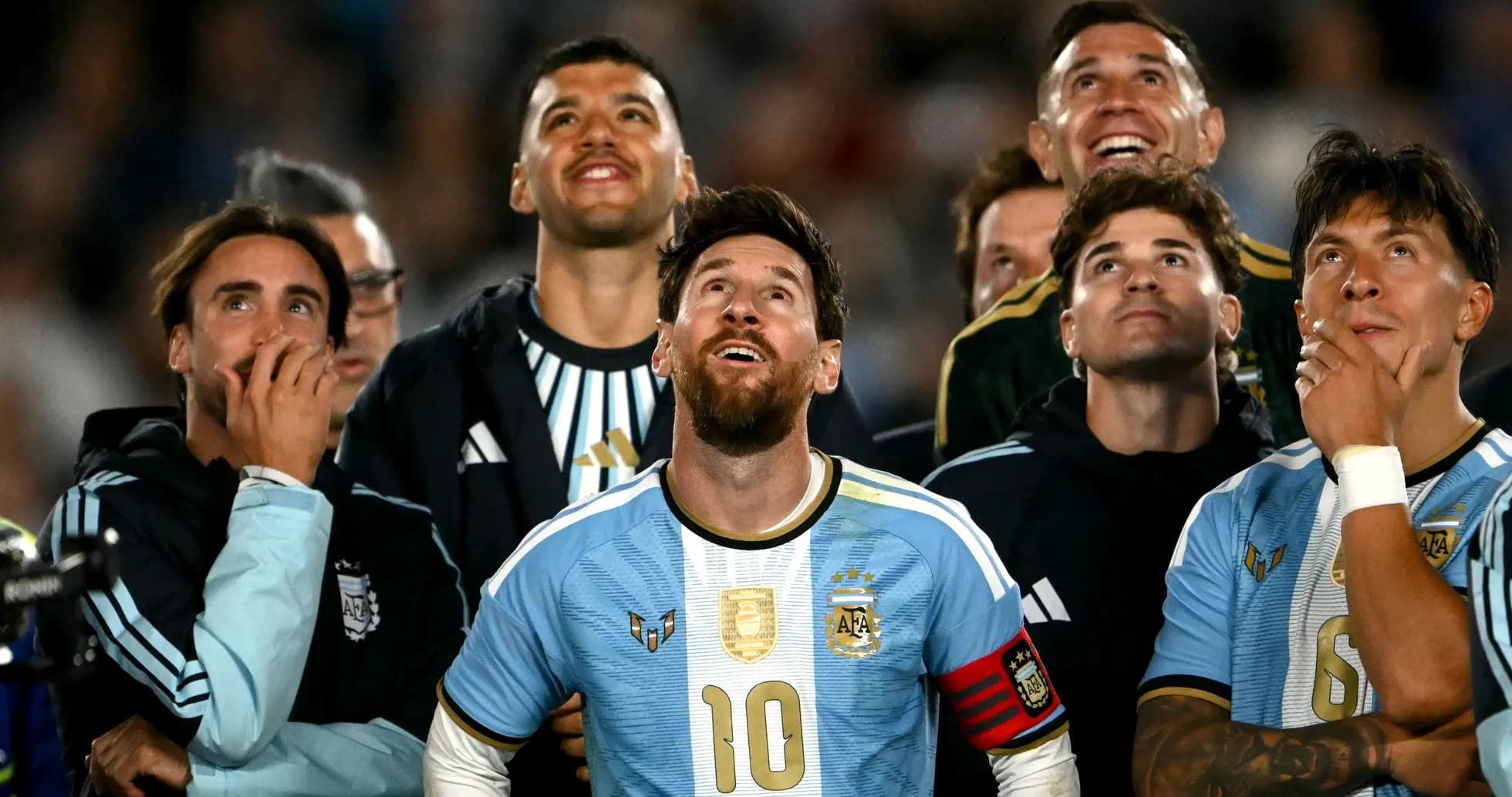 Jugadores de Argentina mirando hacia arriba en grupo
