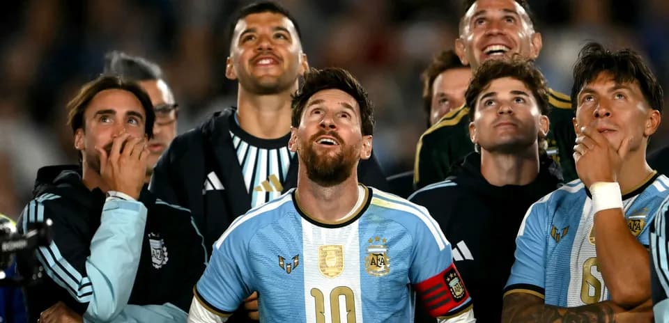 Jugadores de Argentina mirando hacia arriba en grupo