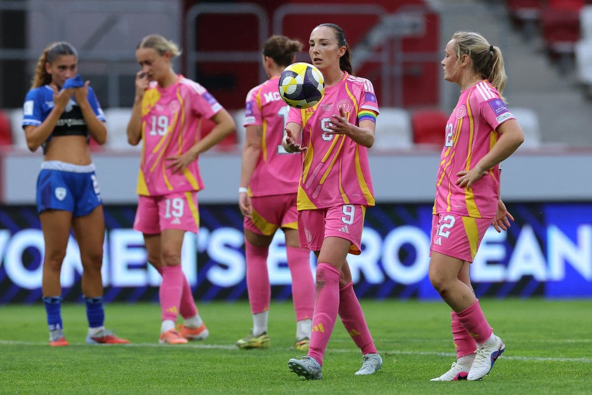 Jugadoras en el campo tras una jugada durante el partido