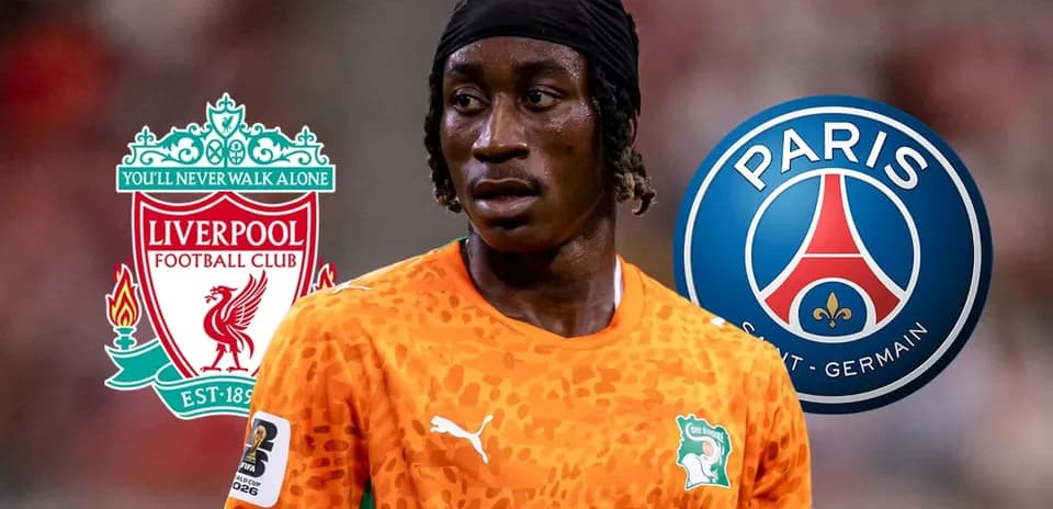 Jugador con camiseta de Costa de Marfil entre logotipos de Liverpool y PSG