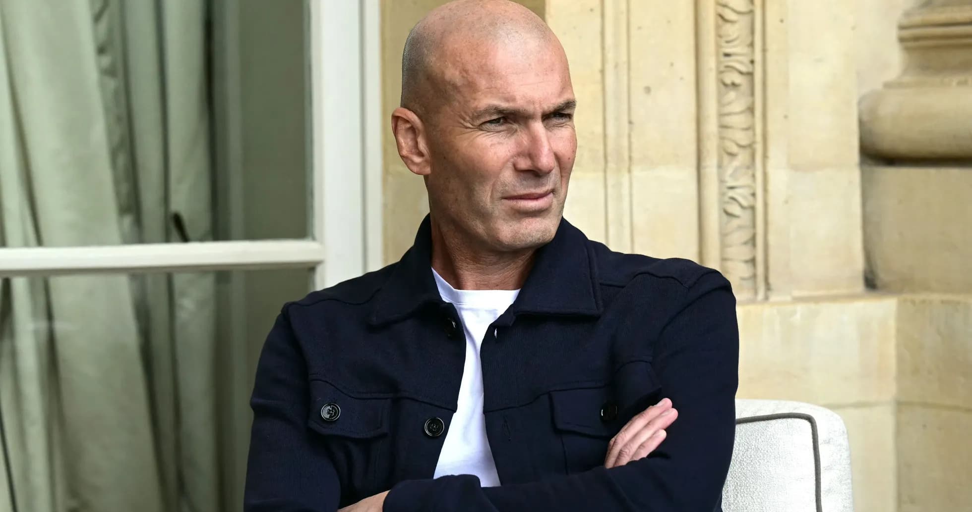 Zinedine Zidane sentado con brazos cruzados