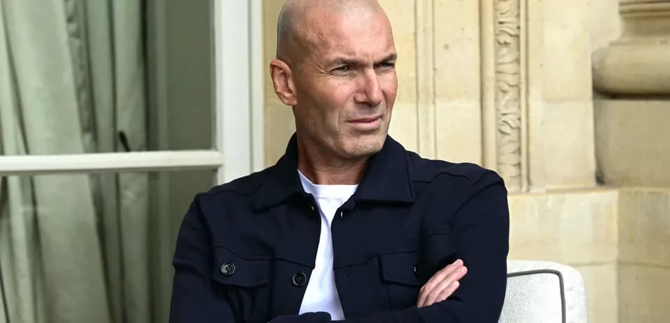 Zinedine Zidane sentado con brazos cruzados