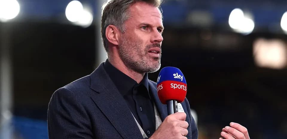 Analista deportivo hablando en un micrófono de Sky Sports