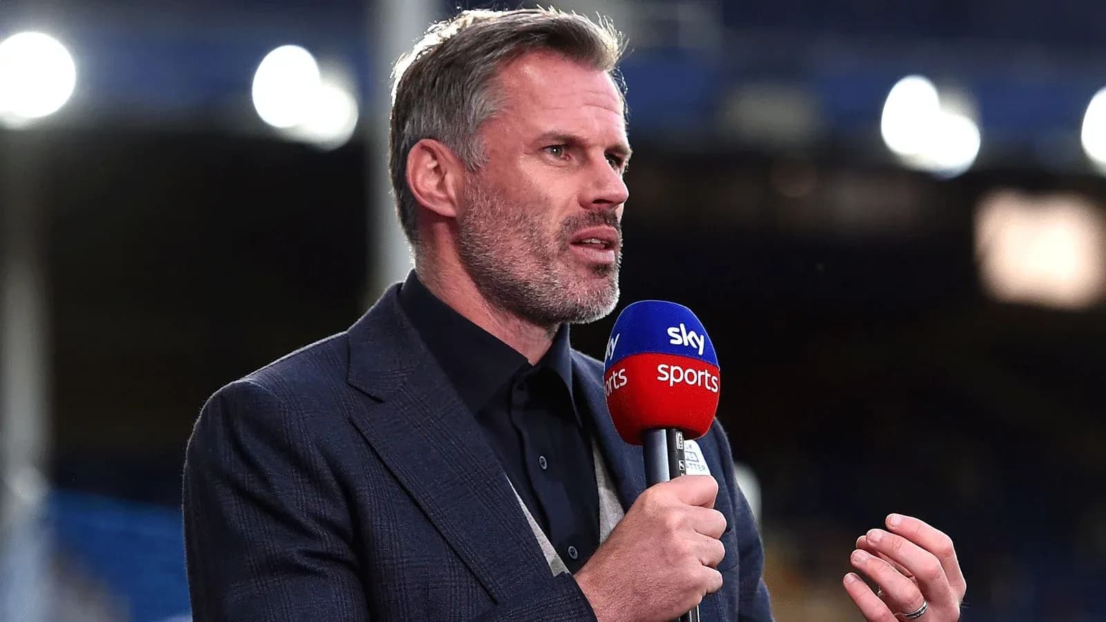 Analista deportivo hablando en un micrófono de Sky Sports
