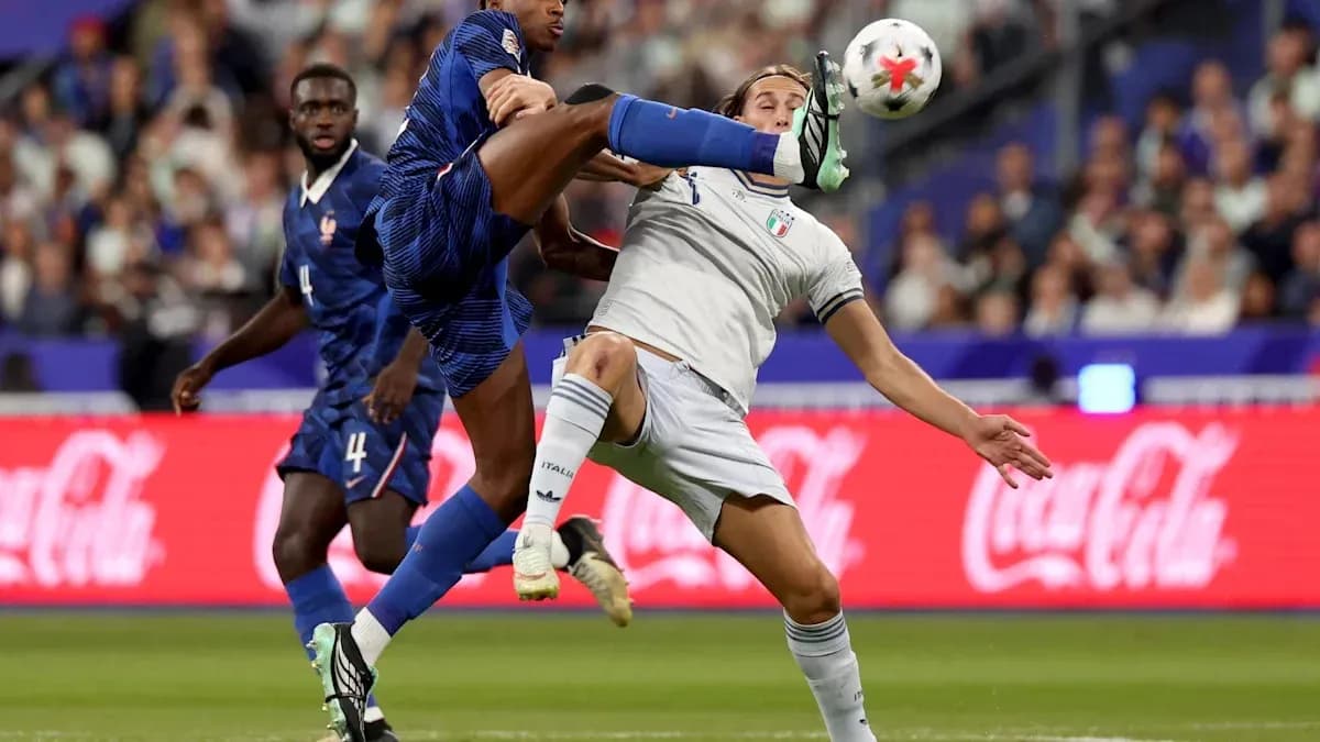 Jugador francés pateando el balón a jugador italiano