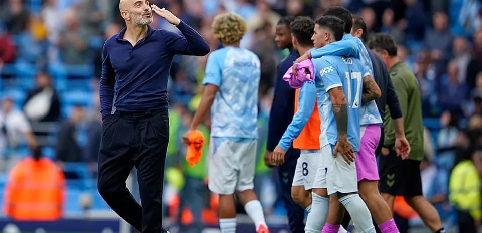 Pep Guardiola saludando a sus jugadores