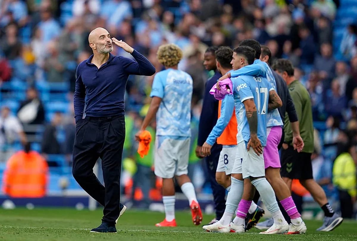 Pep Guardiola saludando a sus jugadores