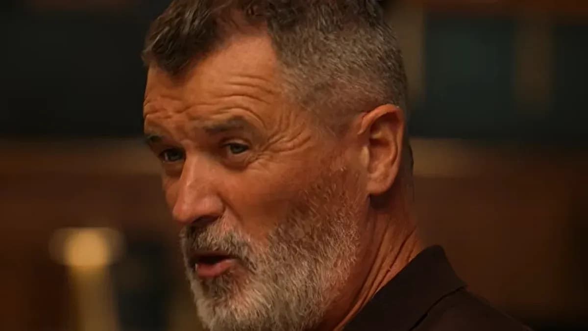 Hombre con barba hablando en un entorno interior
