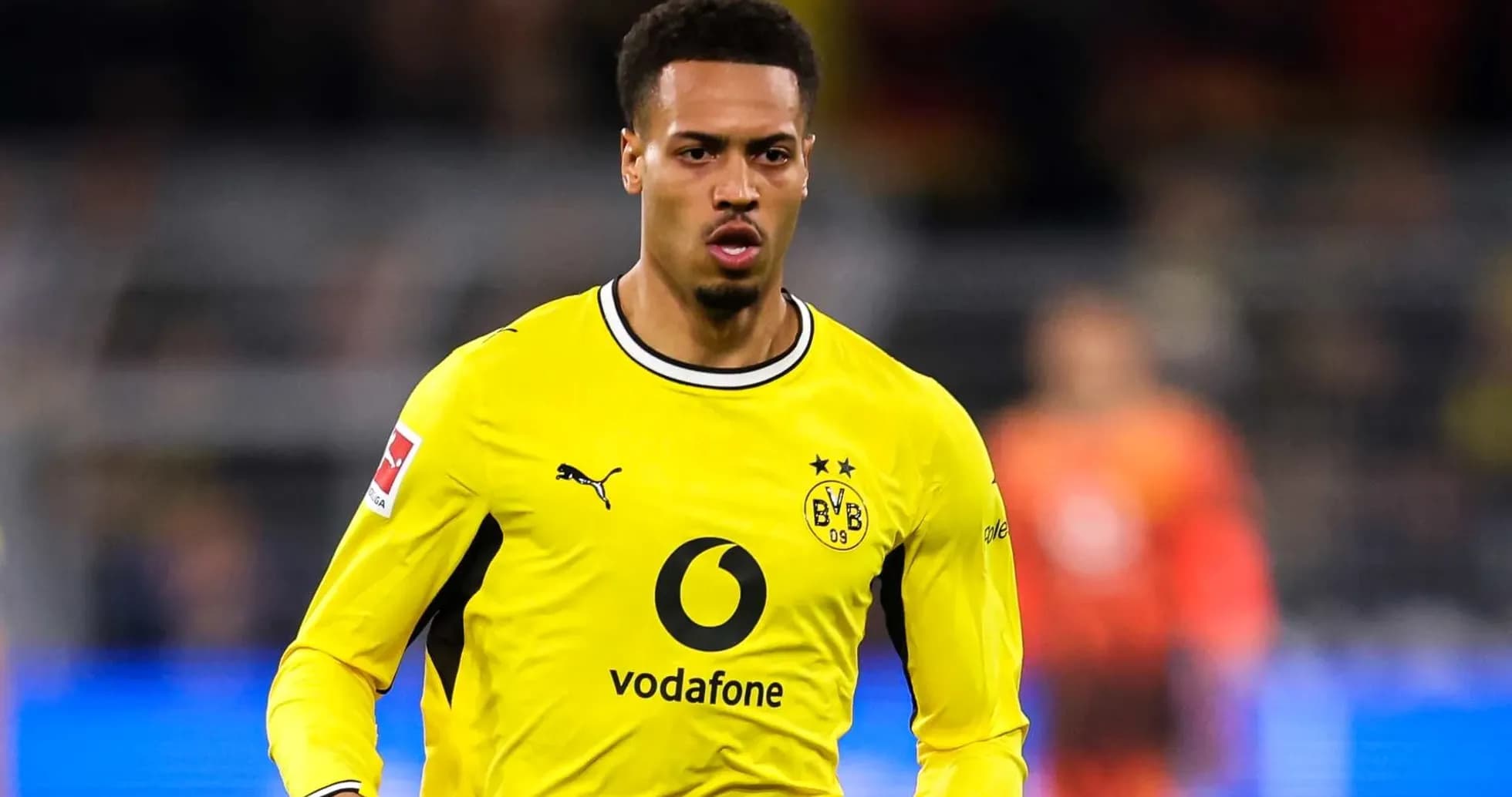 Jugador de Borussia Dortmund en uniforme amarillo en el campo