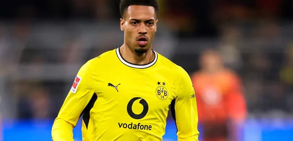 Jugador de Borussia Dortmund en uniforme amarillo en el campo