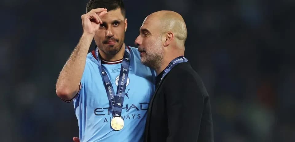 Jugador de Manchester City con medalla y entrenador