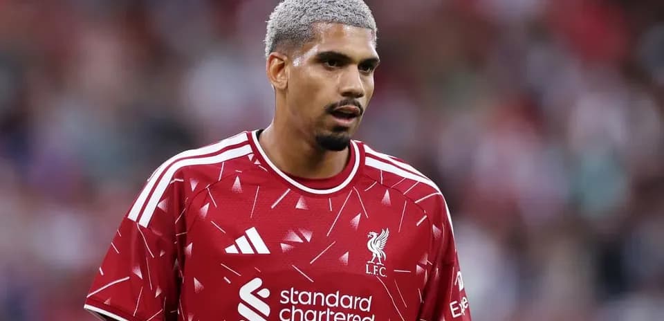 Jugador de Liverpool en uniforme rojo en el campo