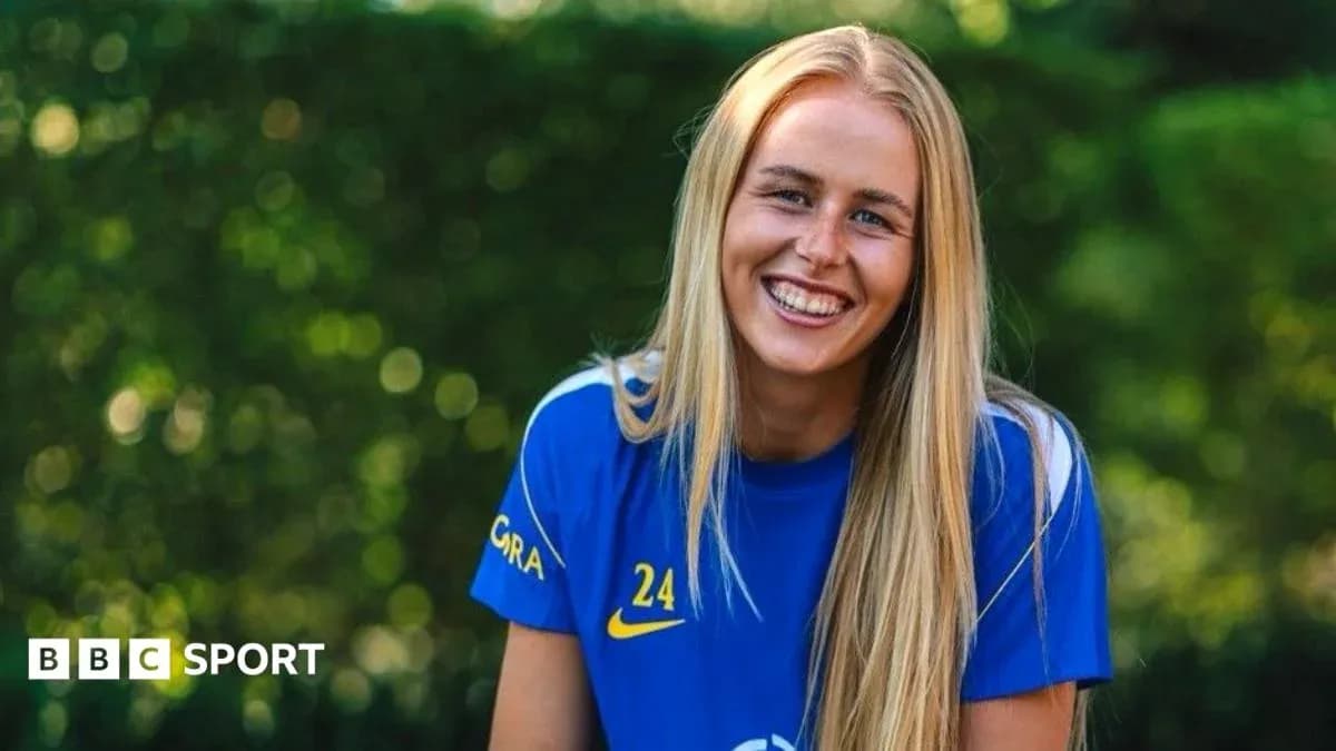 Jugadora sonriente con camiseta azul en exterior