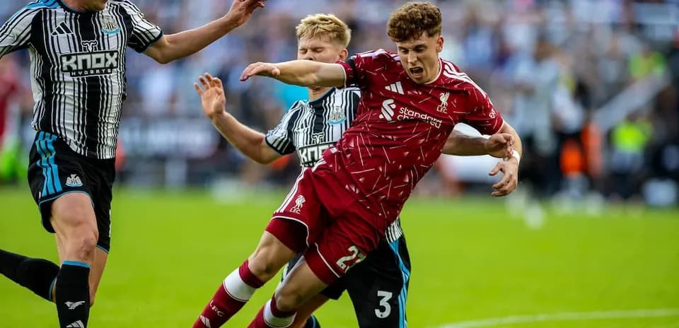 Jugadores de Liverpool y Newcastle en acción