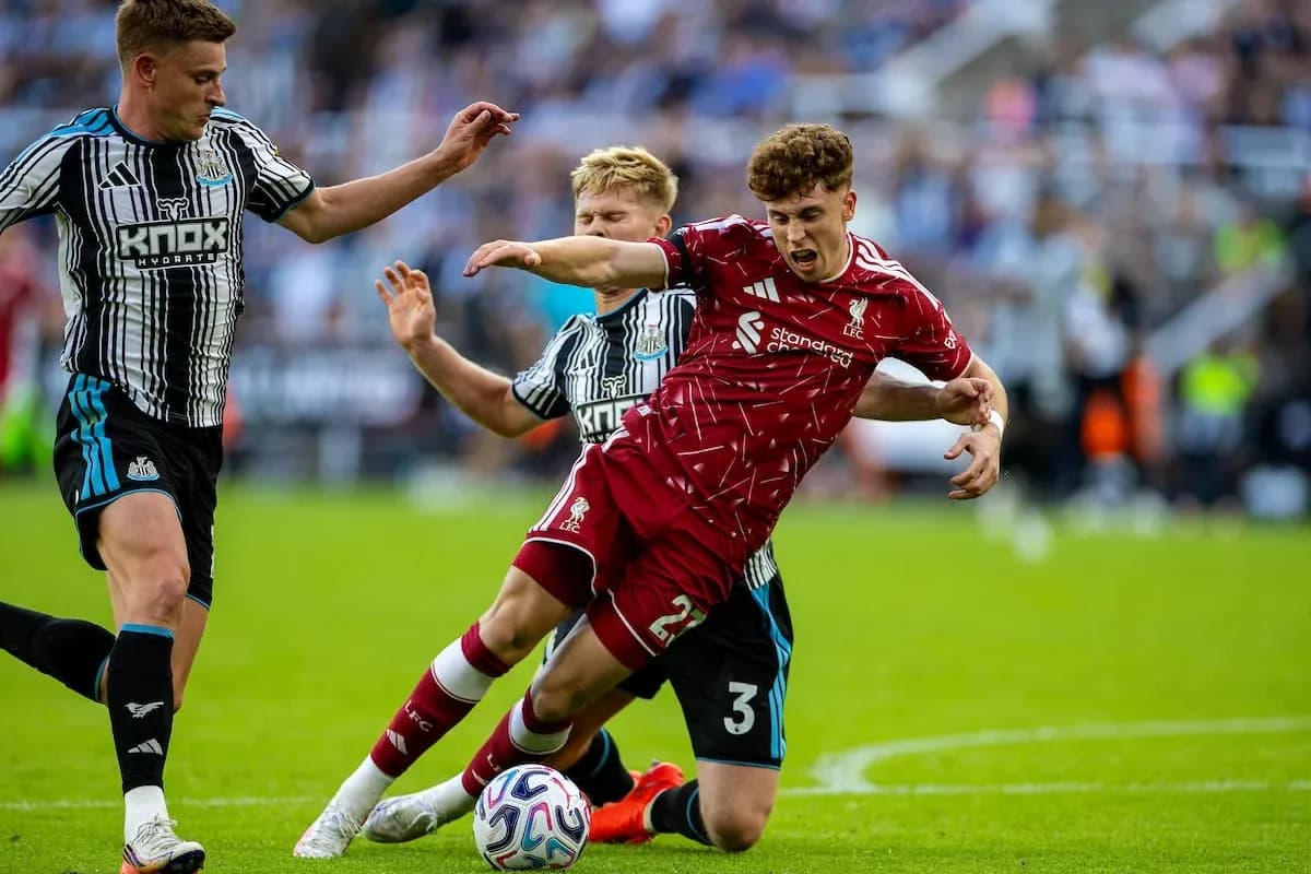 Jugadores de Liverpool y Newcastle en acción
