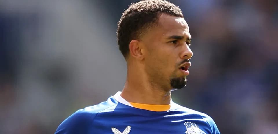 Jugador de fútbol en uniforme de Everton durante partido