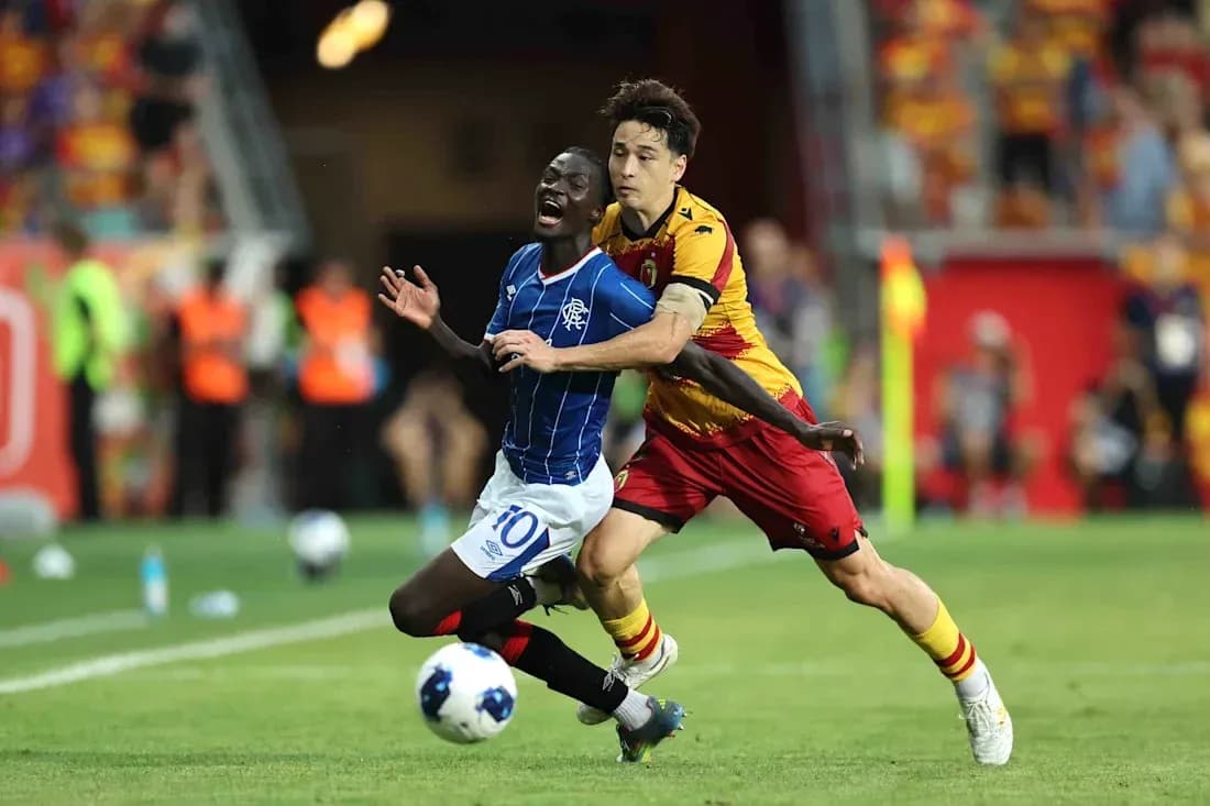 Jugador de Rangers siendo desafiado por Jagiellonia