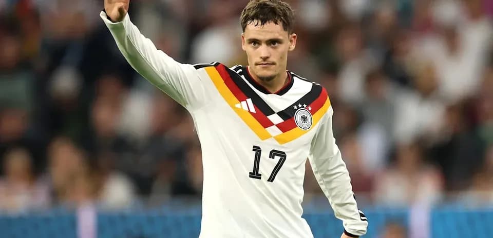 Jugador alemán señalando durante el partido