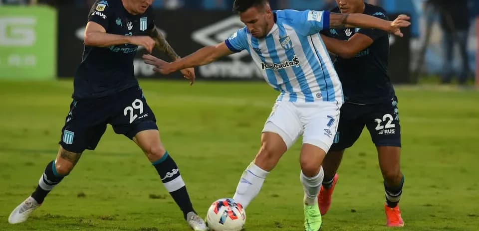Jugador de Racing Club luchando por el balón