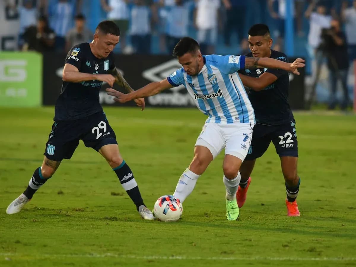Jugador de Racing Club luchando por el balón