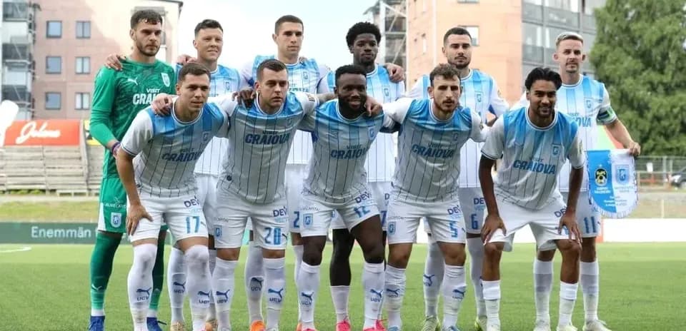 Equipo de Universitatea Craiova posando para la foto
