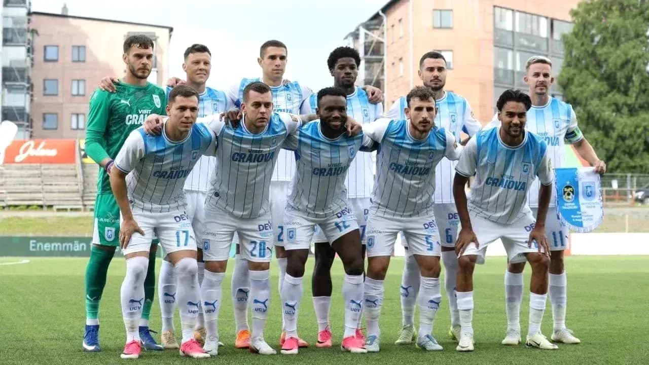 Equipo de Universitatea Craiova posando para la foto
