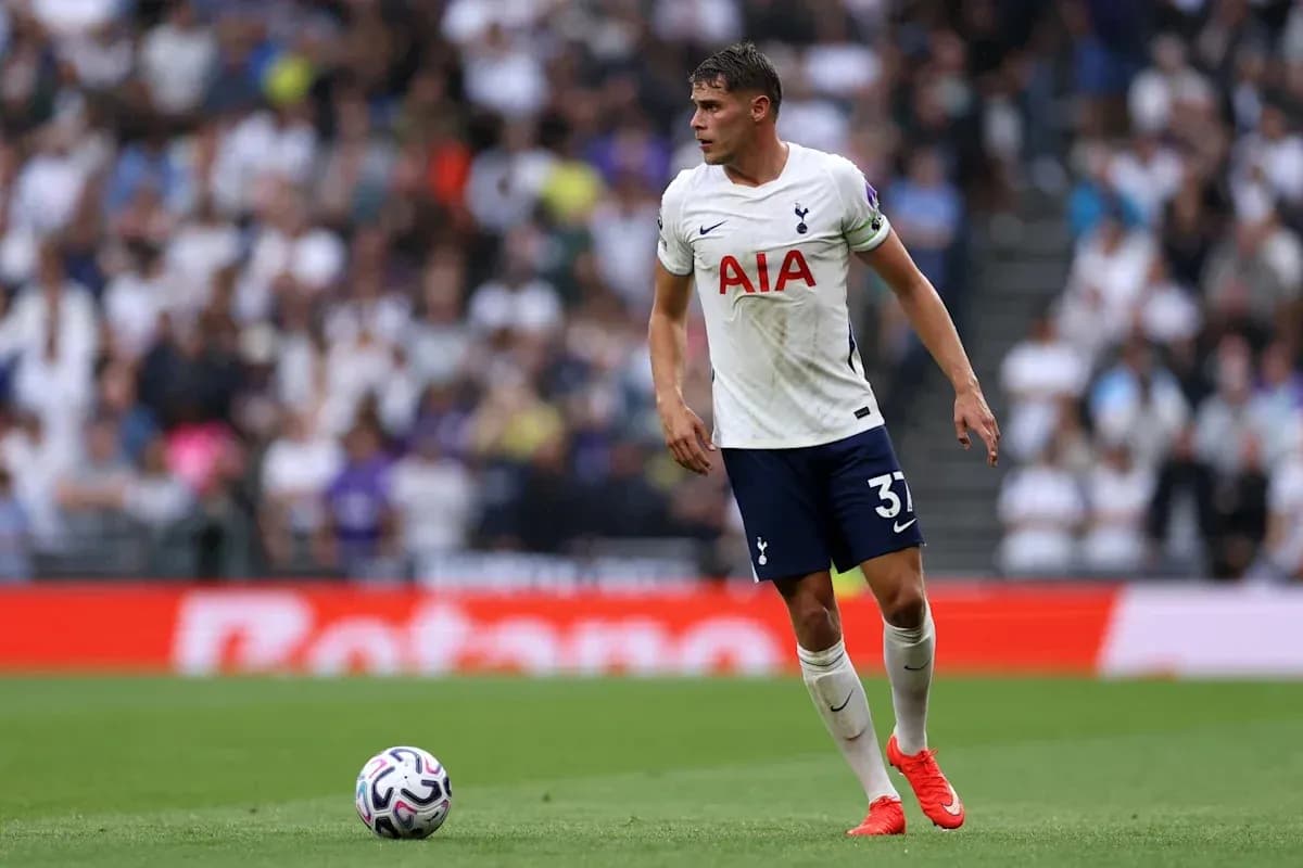 Jugador de Tottenham en acción durante el partido