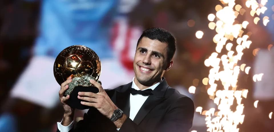 Jugador sosteniendo el Balón de Oro en ceremonia