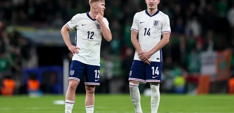 Jugadores de Inglaterra conversando en el campo