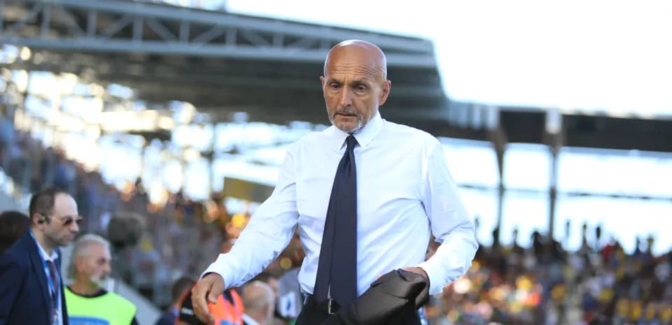 Entrenador caminando por la línea de banda
